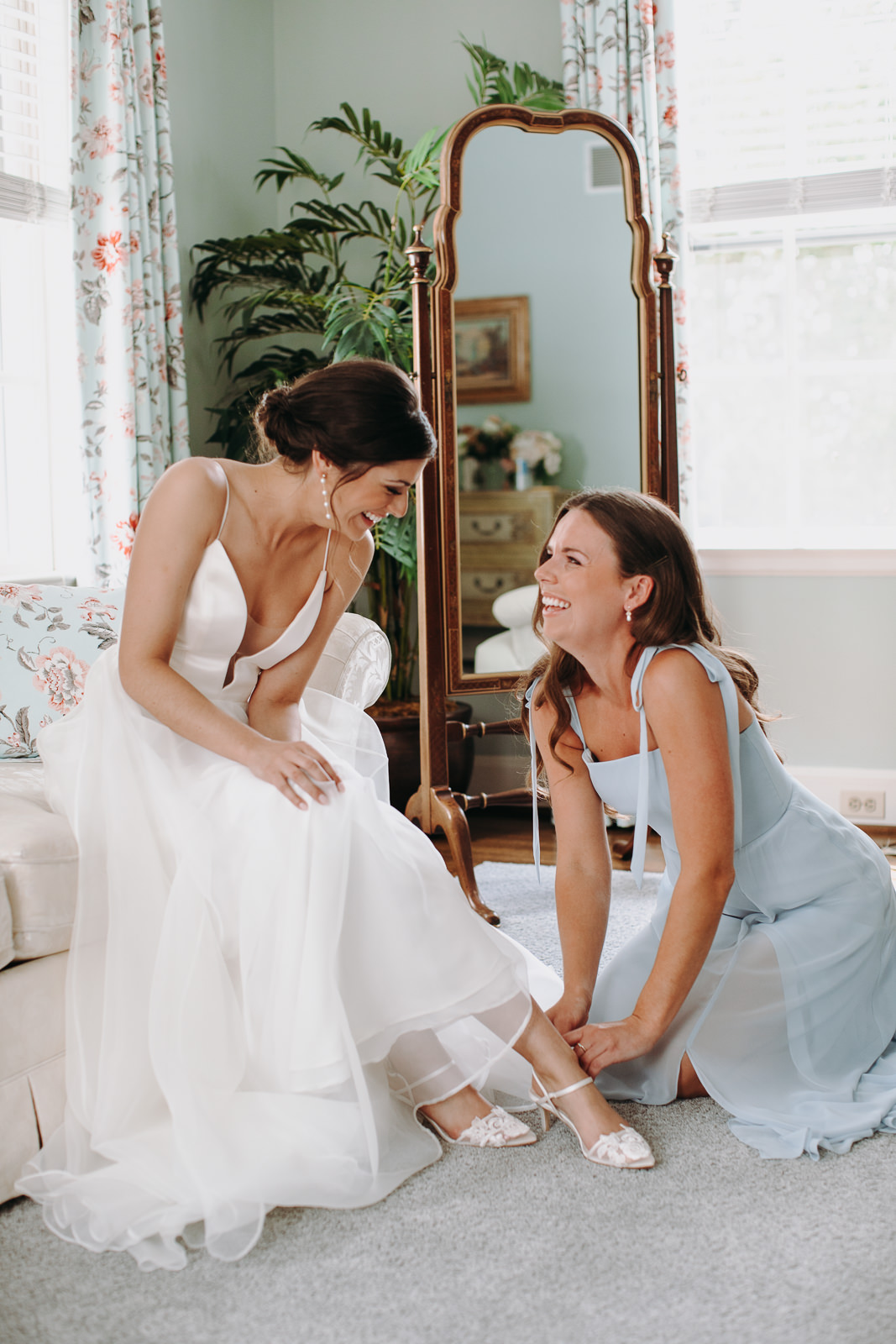 maid of honor with bride in bridal suite at brittland manor