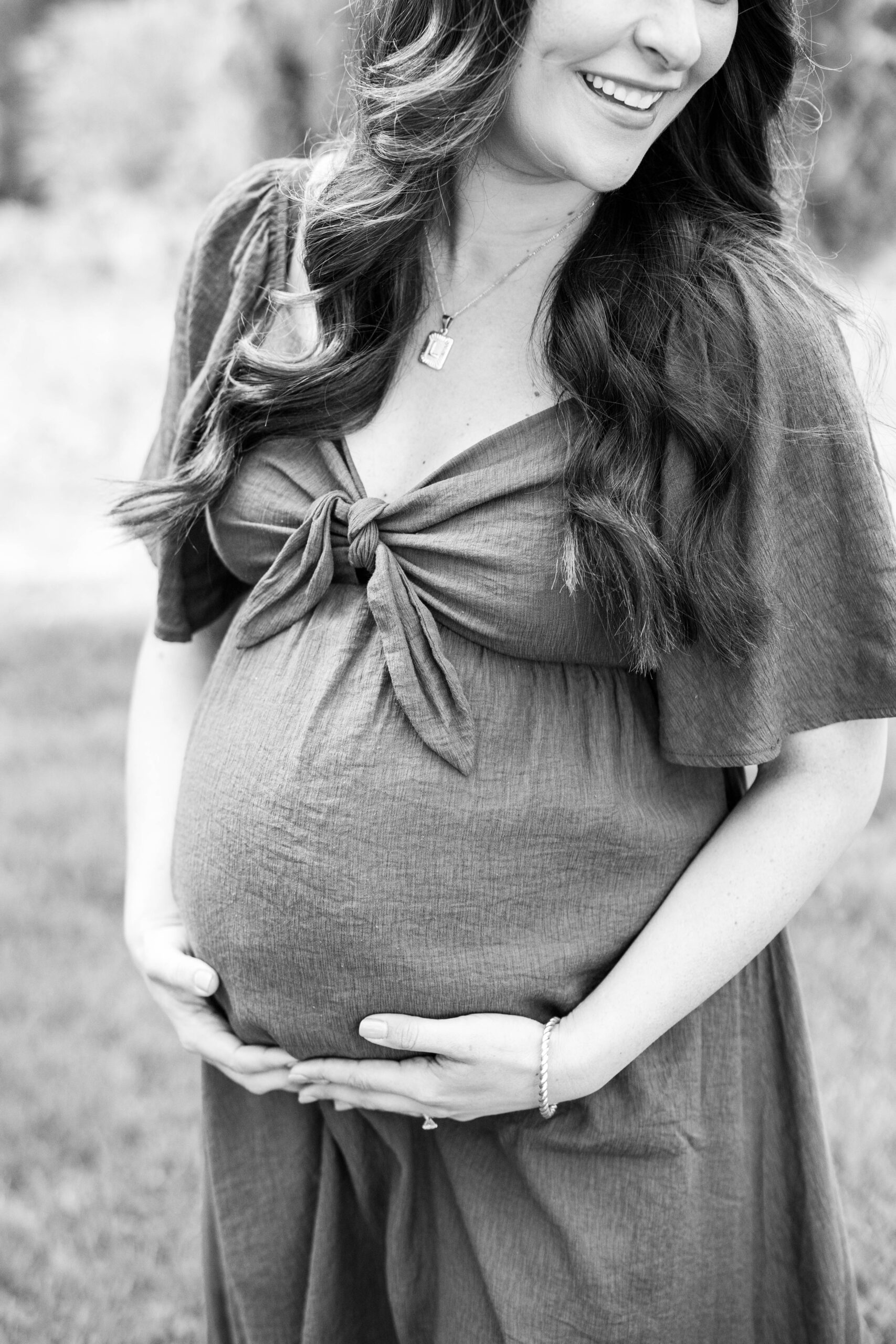 maternity photo of mother in black and white
