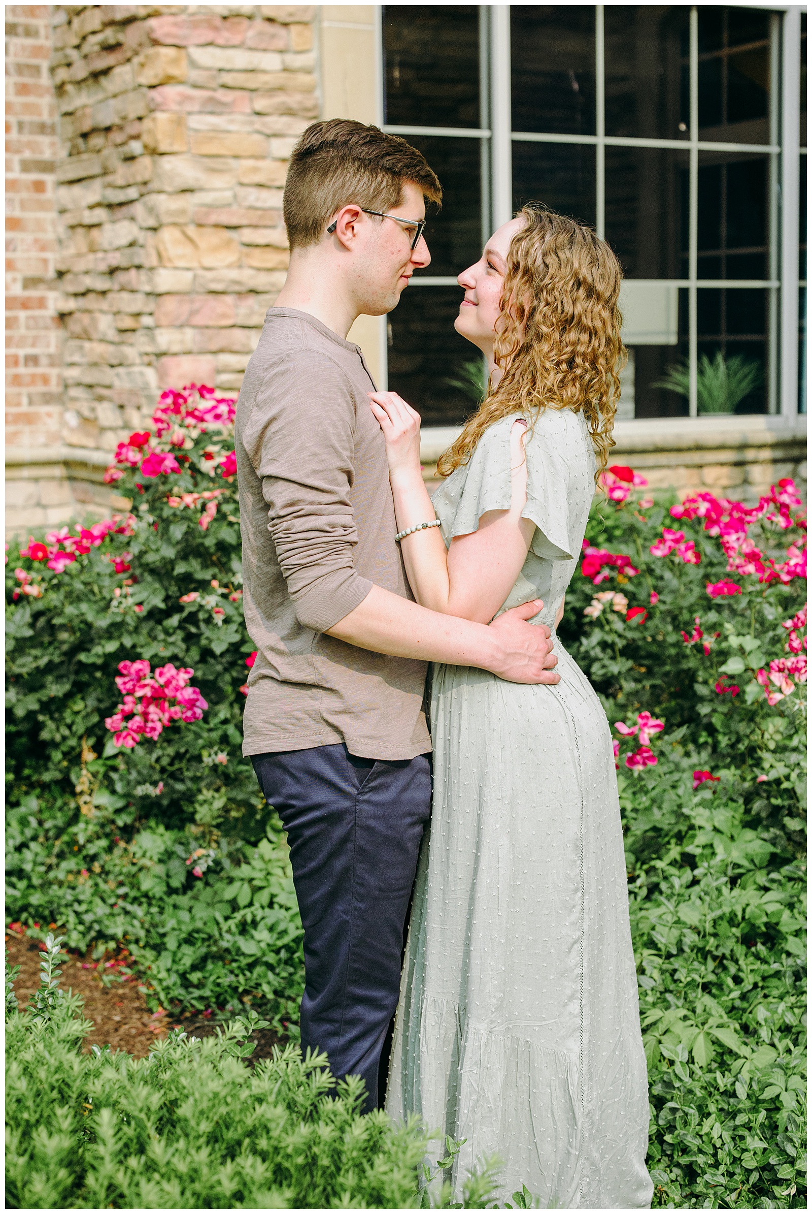 Lansdowne Resort Couples Portraits with pink flowers